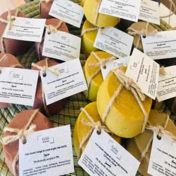 Pains lavants visage et corps à base de karité et argile sans soude.
artisanal et 100% naturel